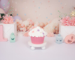 Roze witte cupcake met bloemetjes